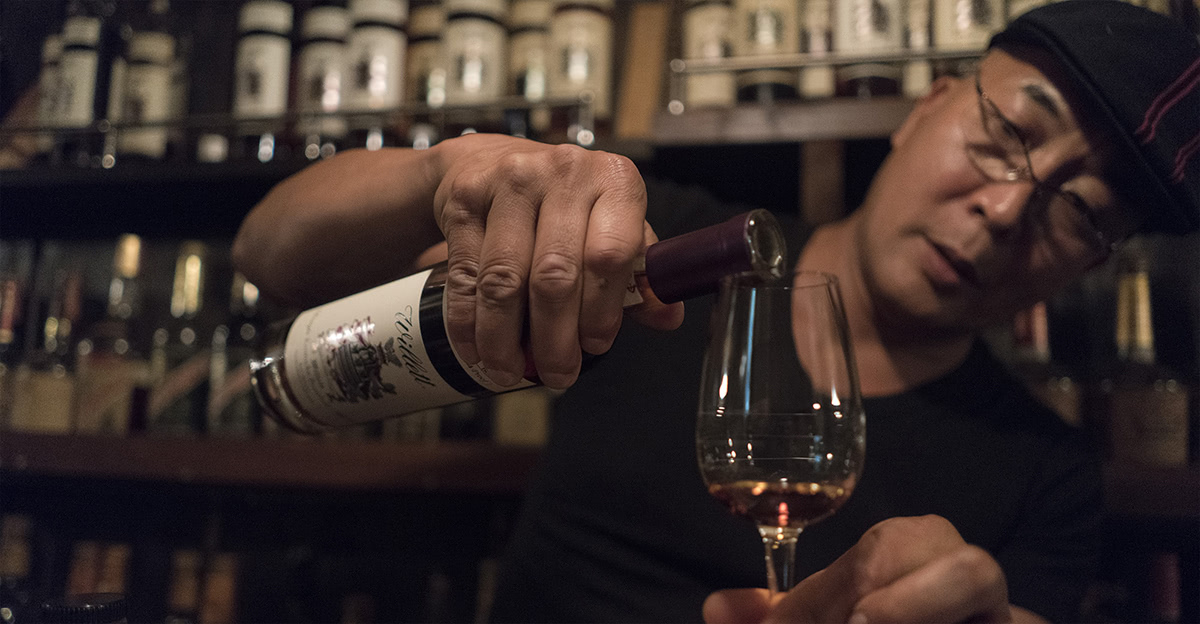 Mr. Ishida pours some Willett Family Estate bourbon, barrel C70A.